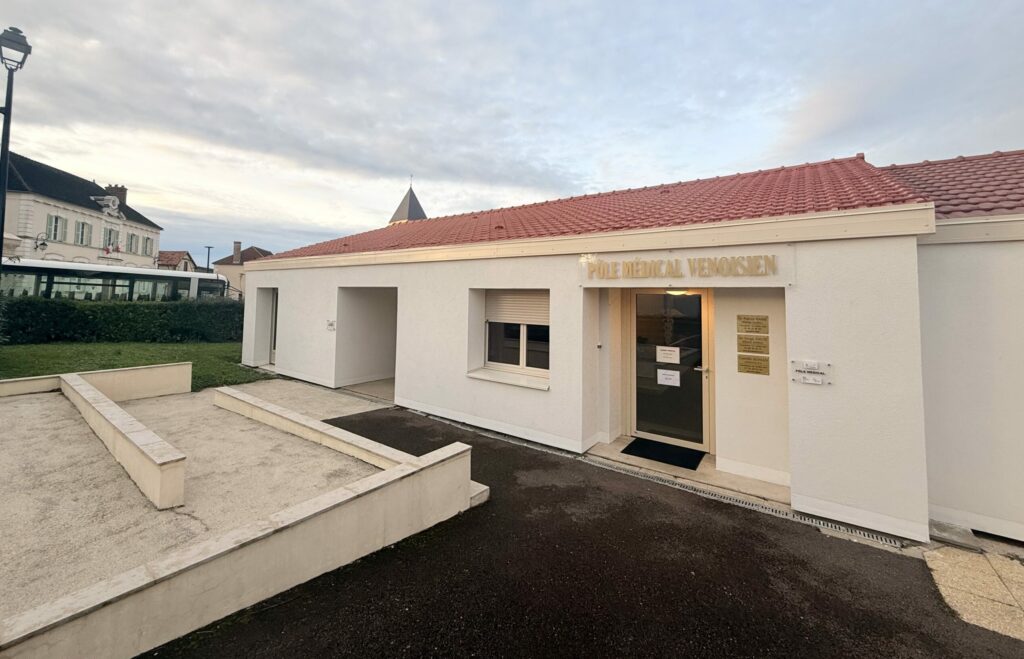 Photo du pôle médical venoisien d'extérieur avec les plaques des 3 professions